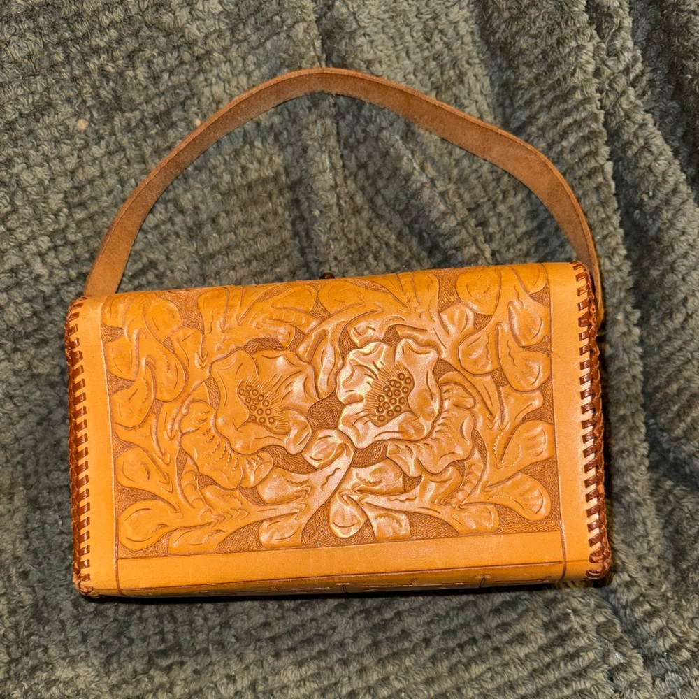 1970s Elegant Tan Floral Embossed Handbag